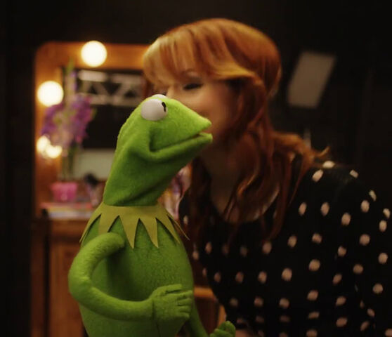 File:Kiss Lindsey Stirling Kermit.jpg