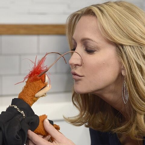 File:Kiss Lara Spencer Pepe.jpg