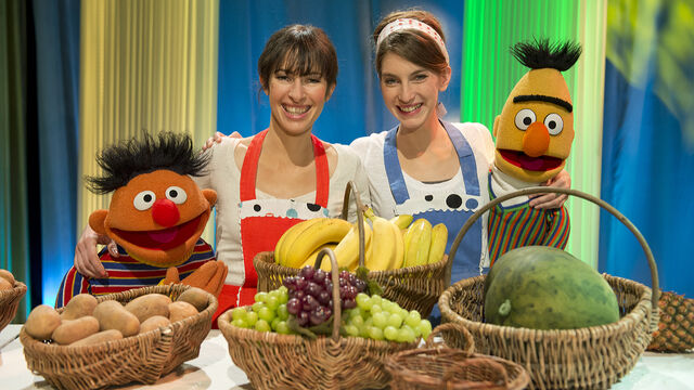 File:Sesamstrasse-Ernie&BertSongs-Boy-VieleKleineFrüchte-(2013-02-22).jpg