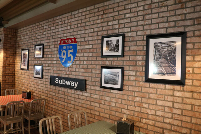 File:PizzeRizzo wall 18.jpg