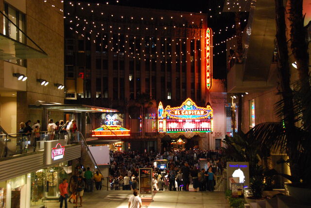 File:TheMuppetsReshootBigNightElCaptainTheatre.jpg