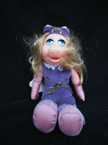 File:Dakin 1981 miss piggy plush 1.jpg