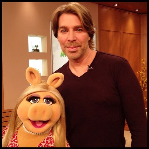 File:QVC-ChazDean&MissPiggy-(2014-03-16).jpg