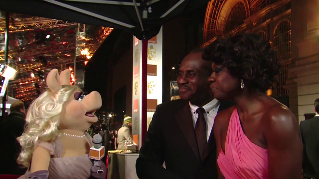 File:BAFTA-Awards-2012-MissPiggy&ViolaDavis.png