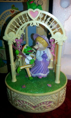 File:Enesco 1983 kermit piggy music box 2.jpg