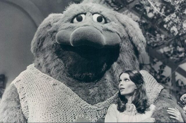 File:Thog and mia farrow.jpg