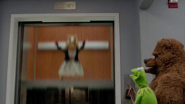 File:TheMuppets-S01E07-Elevator-PiggyDown.png