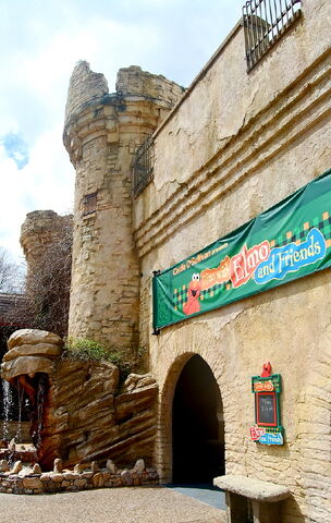 File:Buschgardens-dinewithelmo.jpg
