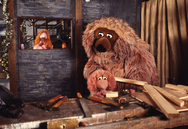 File:Sesamstrasse054-(Uli-von-Bödefeld,-Tiffy-and-Samson-in-their-workshop).jpg