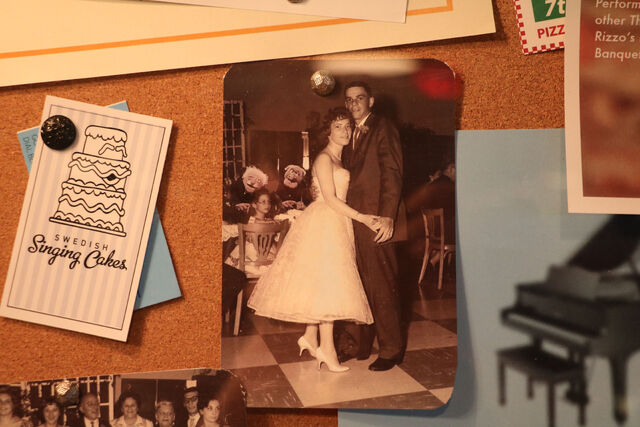 File:PizzeRizzo bulletin board 03.jpg