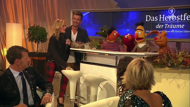 File:DasHerbstfestDerTräume-SesamstraßeSurpriseGuests-(2013-10-12).png