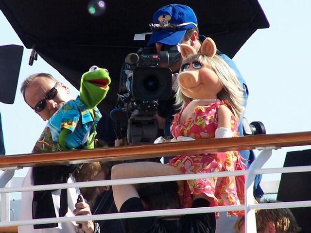 File:Disney-Kermit-Piggy-326034517FpFnOZ ph.jpg
