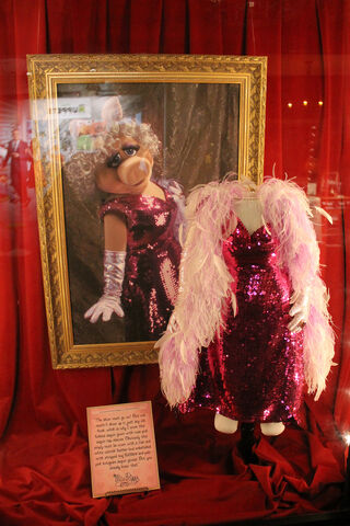File:El capitan piggy sequin.jpg