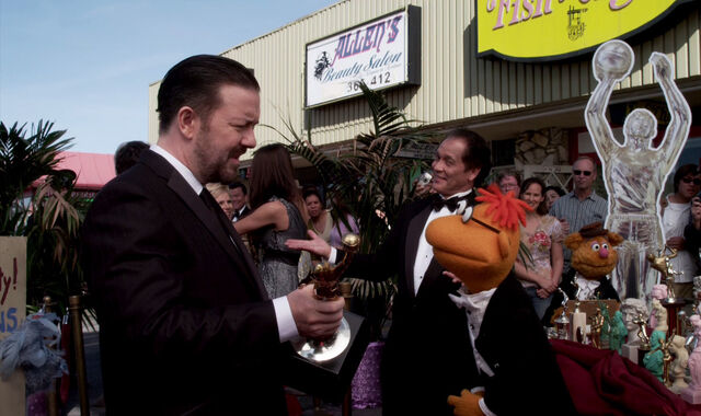 File:TheMuppets-DeletedScene-RickyGervais.jpg
