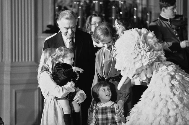 File:WhiteHouseChristmas1978-RosalynnCarter-WalterCronkite-BigBird.jpg