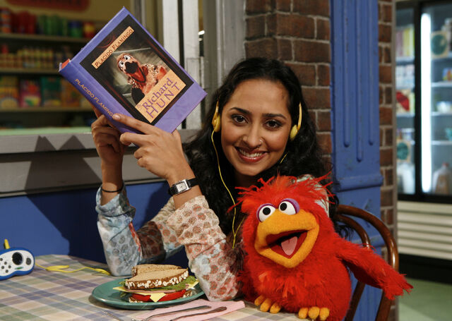 File:Leela and a bird.jpg