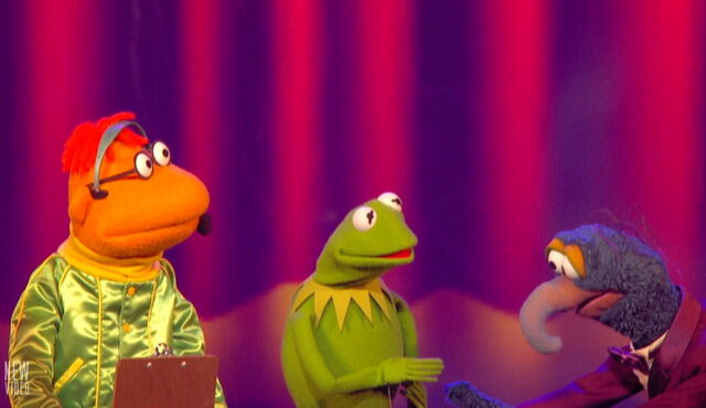 File:Gonzo circus chicken.jpg