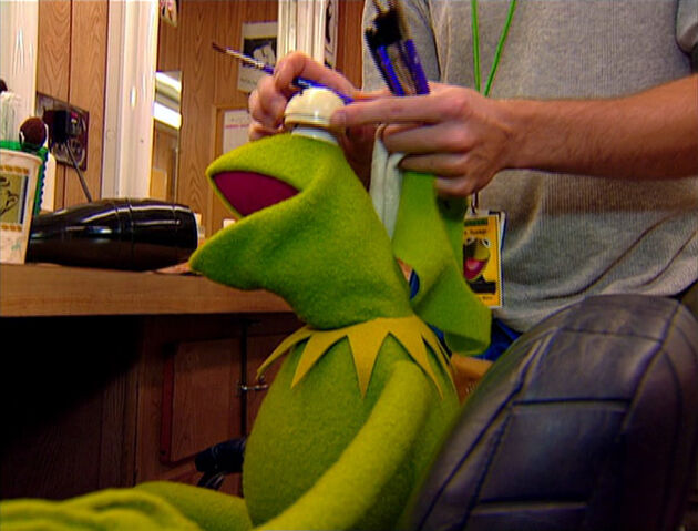 File:KSY-OnTheSetWithKermit01.jpg