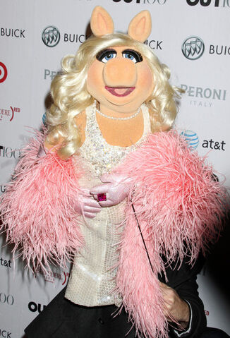File:OUT100-RedCarpet-MissPiggy-(2011-11-18)-03.jpg