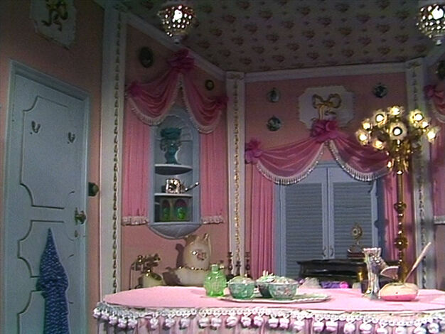 File:Piggy-dressingroom.jpg