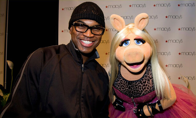 File:Ne-Yo&MissPiggy-Macy'sGlamorama2009.jpg