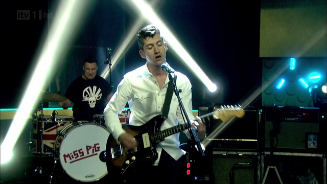 File:TheJonathanRossShow-K&P-ArcticMonkeys(2012-01-25)05.png
