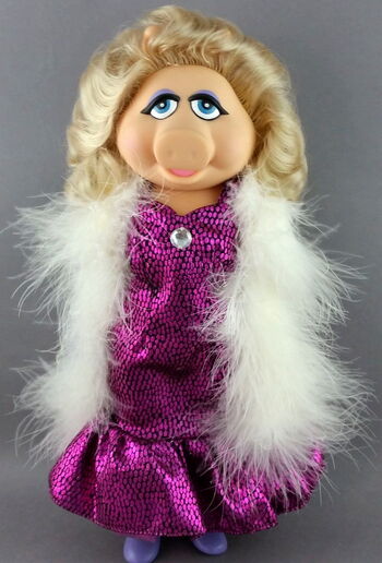 File:CynthiaWoodie-Sculpts-MissPiggyDoll.jpg