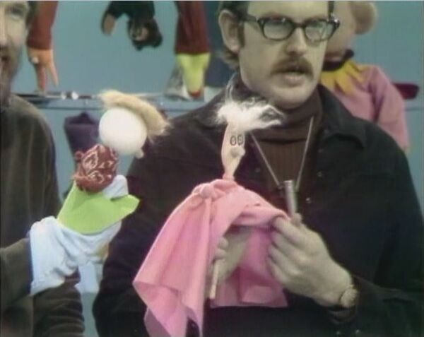 File:MuppetPuppetPlays03.jpg