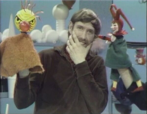 File:MuppetPuppetPlays09.jpg