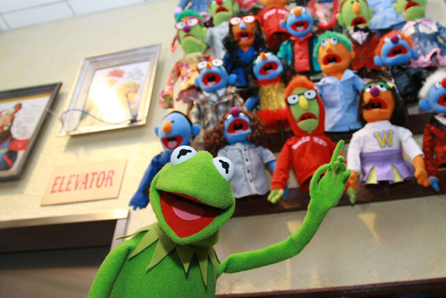 File:Kermit at fao schwartz.jpg