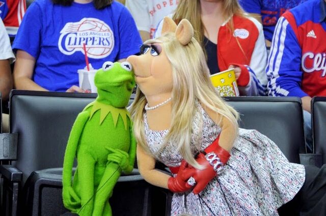 File:LAClippersGame-(2015-03-15)-Kermit&Piggy-Kiss.jpg