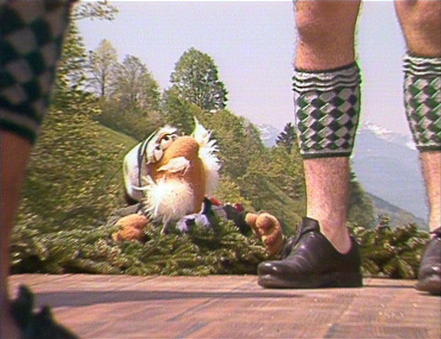 File:DieFraggles-UncleTravelingMatt-Ep314.png
