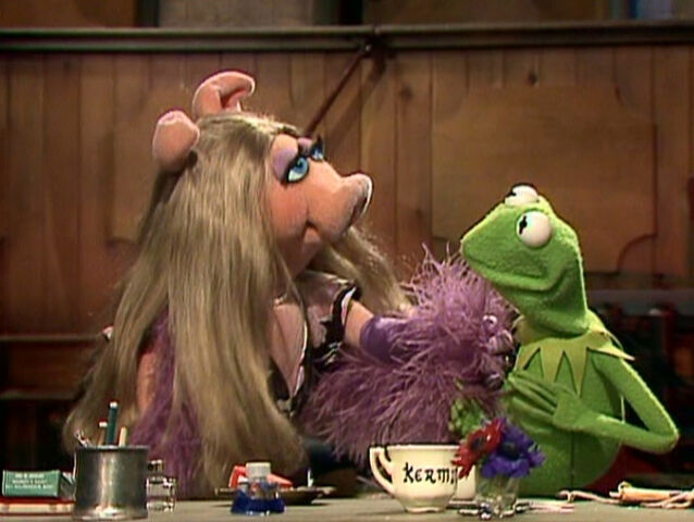 File:Piggy-pressure-marriage-ep301.jpg