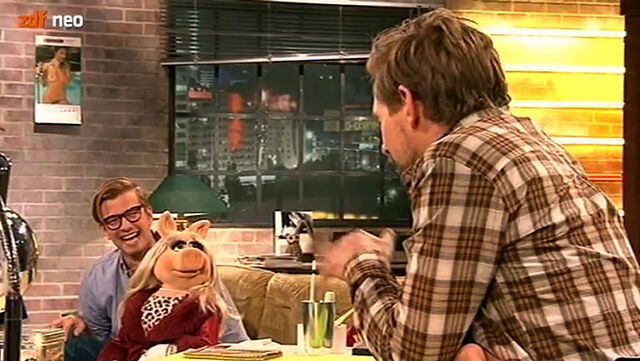 File:NeoParadise-Joko&Piggy&Klaas-(2012-01-26)02.jpg