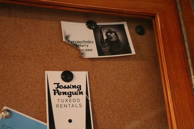 File:PizzeRizzo bulletin board 13.jpg