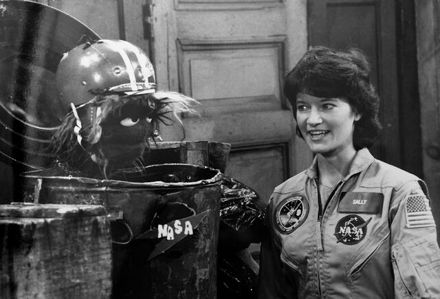 File:Sally Ride Grundgetta trashcan.jpg
