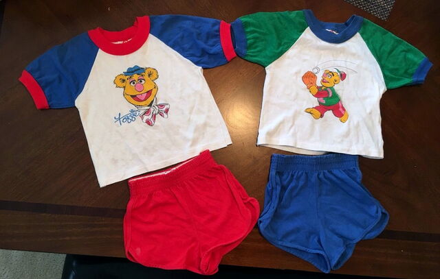 File:Artex fozzie top and shorts outfits 1.jpg