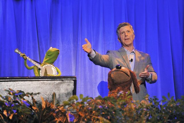 File:D23-RainbowConnection03-Kermit-Rowlf-TomBergeron-(2011-08-19).jpg