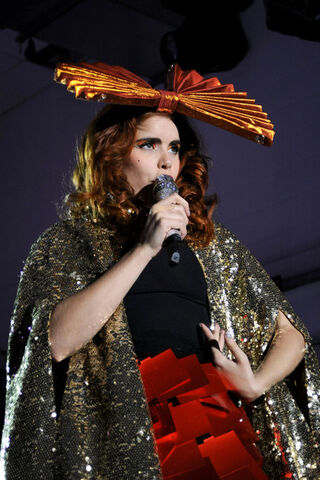 Plik:Paloma+Faith+Paloma+Faith+Edinburgh+Corn+Exchange+eUGuubh6MUbl.jpg