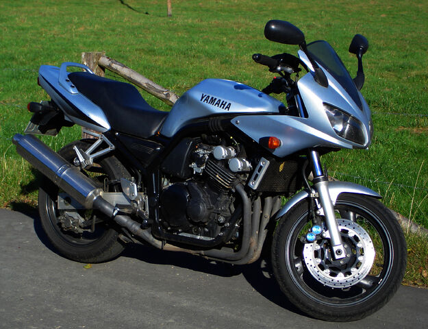 File:Yamaha FZS600 Fazer (RJ02).jpeg