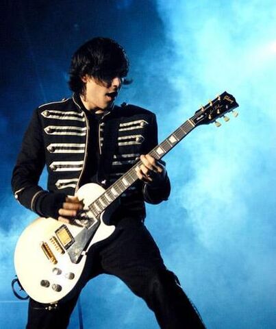 File:Frank-frank-iero-514383 420 500.jpg
