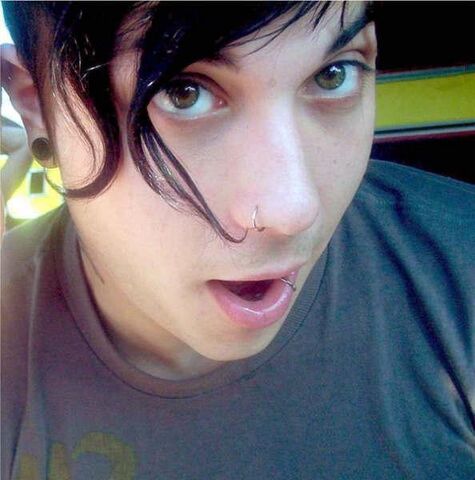 File:1134975379 bFrankIero.jpg