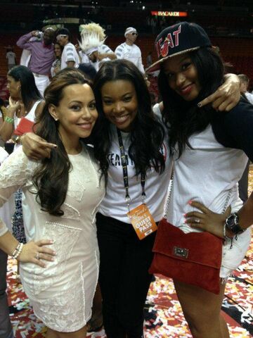 File:Adrienne-Bosh-Gabrielle-Union-Savannah.jpg