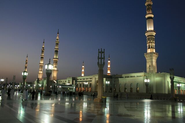 Fișier:Masjid Al Nabawi in Madinah - Saudi Arabia (nightfall).jpg