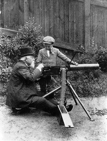 Fișier:1884HiramMaxwellshowinghisautomaticmachineguntohis.jpg
