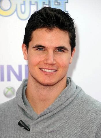 File:Robbie Amell.jpg