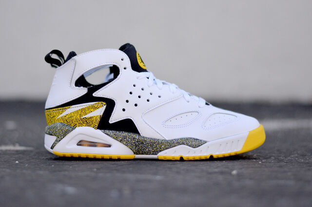 File:NIKE AIR TECH CHALLENGE MEN'S SHOE WHITE-BLACK-TOUR YELLOW.jpg