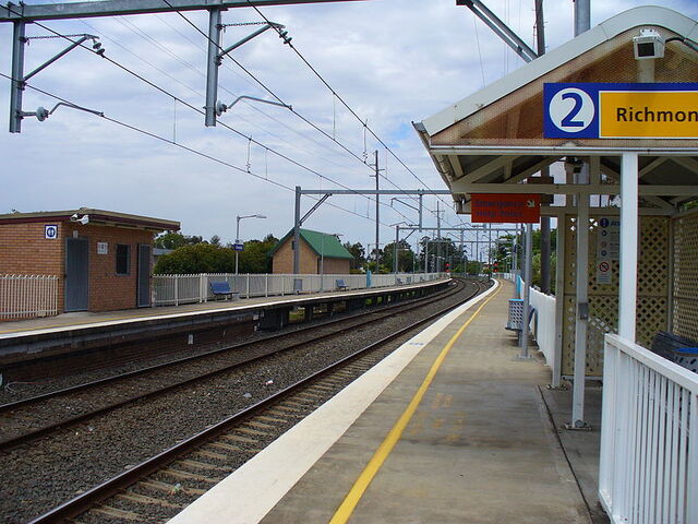 File:ClarendonRailwayStation1.jpg