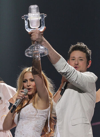 File:Ell and Nikki.jpg