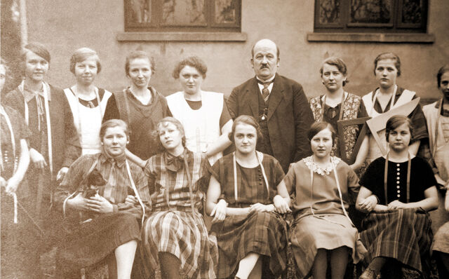 Datei:Naehschule martha oelfke.jpg